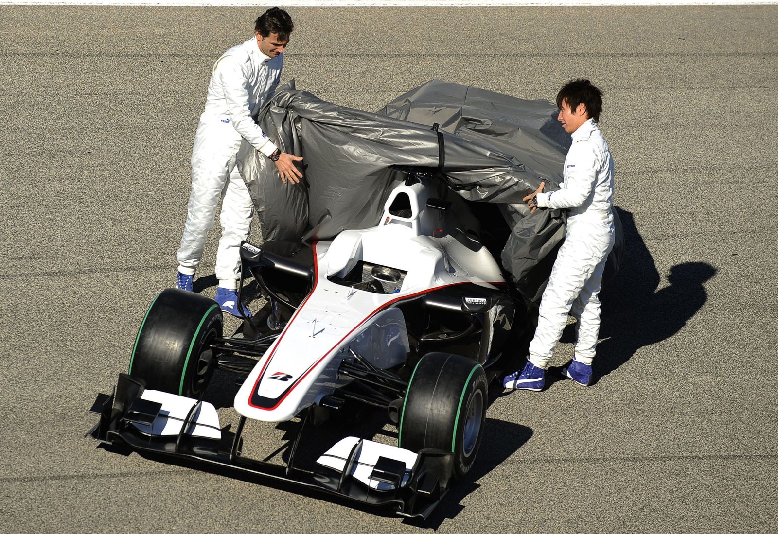 De la Rosa y Kobayashi destapando el monoplaza de Sauber