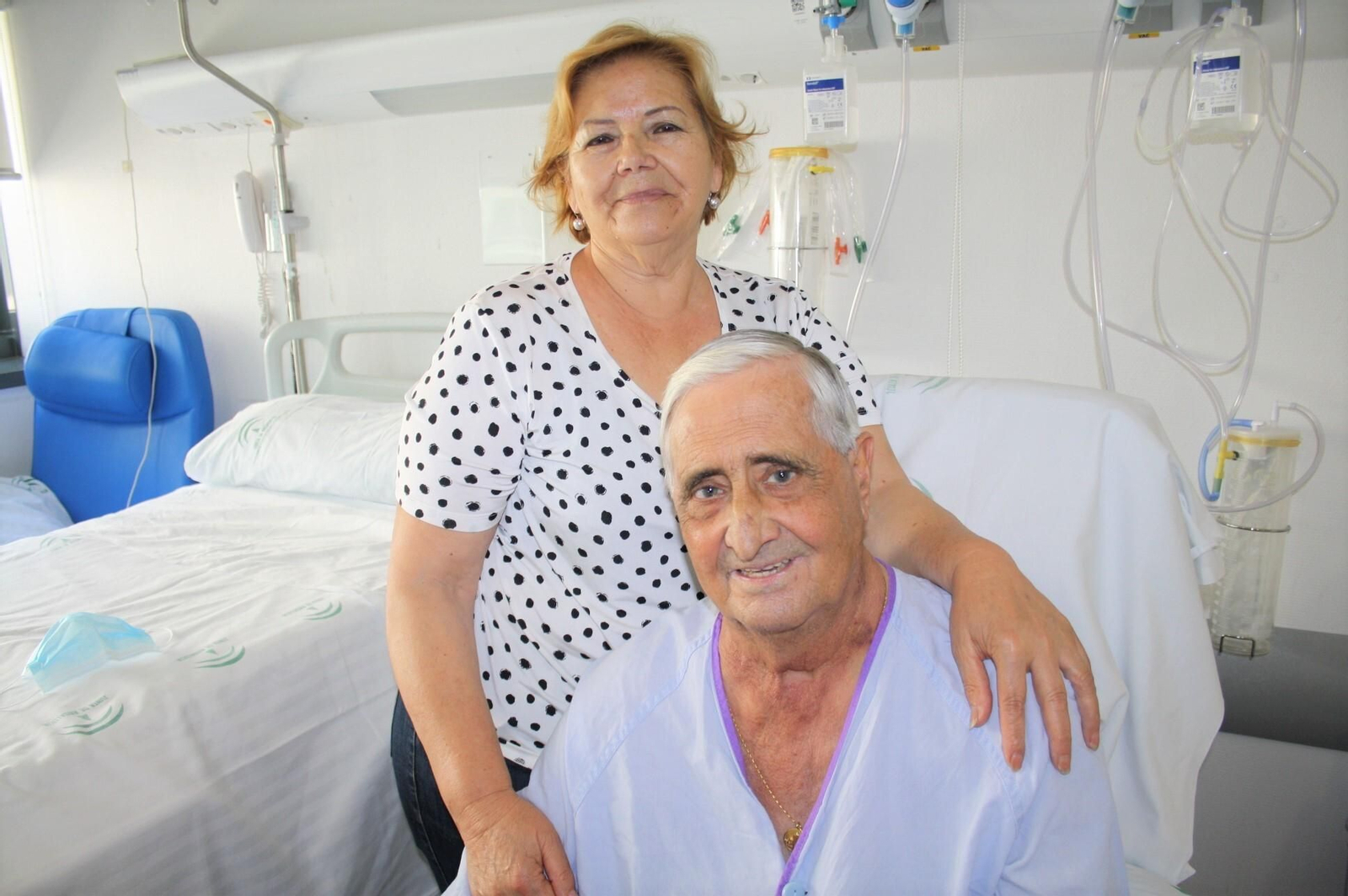 Francisco Reyes Ortiz, junto a su esposa Carmen Fernández, junto a la que estuvo ingresado mientras los dos pasaban el Covid-19