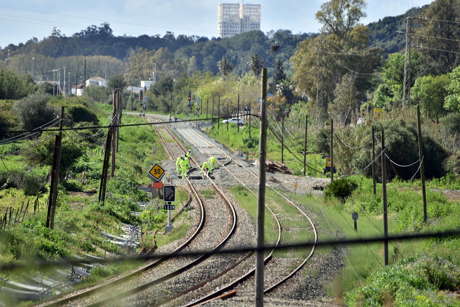 Las vías del tren, a su paso por Los Barrios.