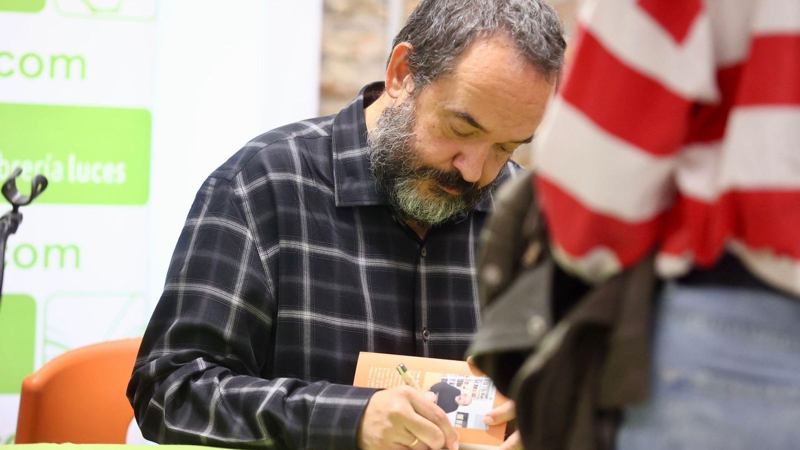 Pablo Bujalance firmando uno de los ejemplares del libro. Pablo Bujalance firmando uno de los ejemplares del libro.
