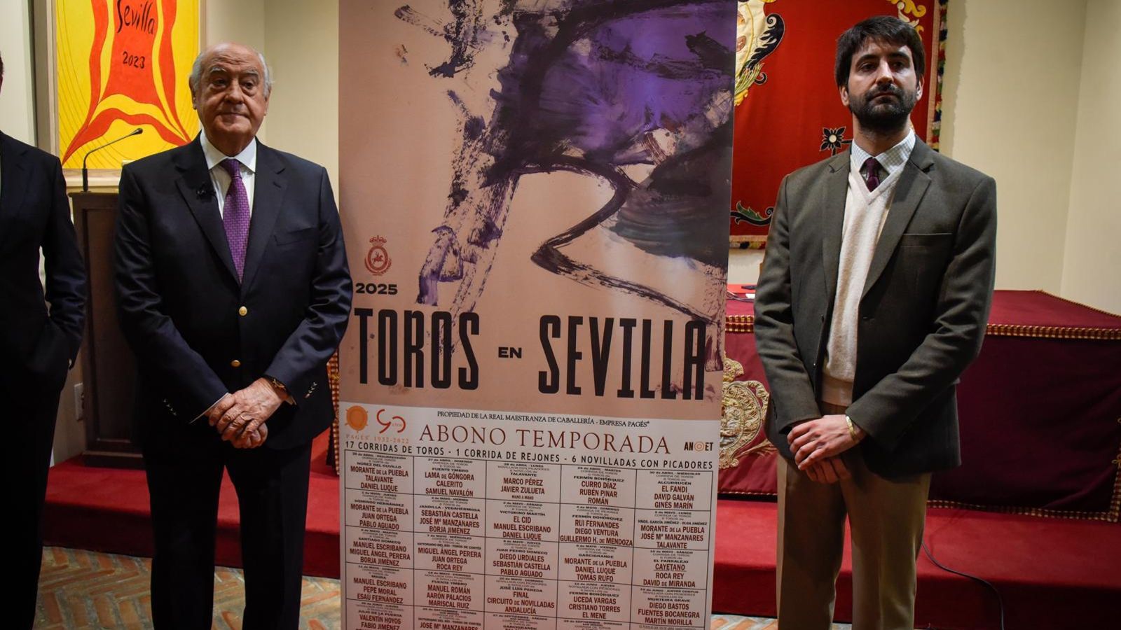 Ramón Valencia, padre e hijo, junto a los carteles de la temporada 2025, los últimos organizados con el actual contrato.