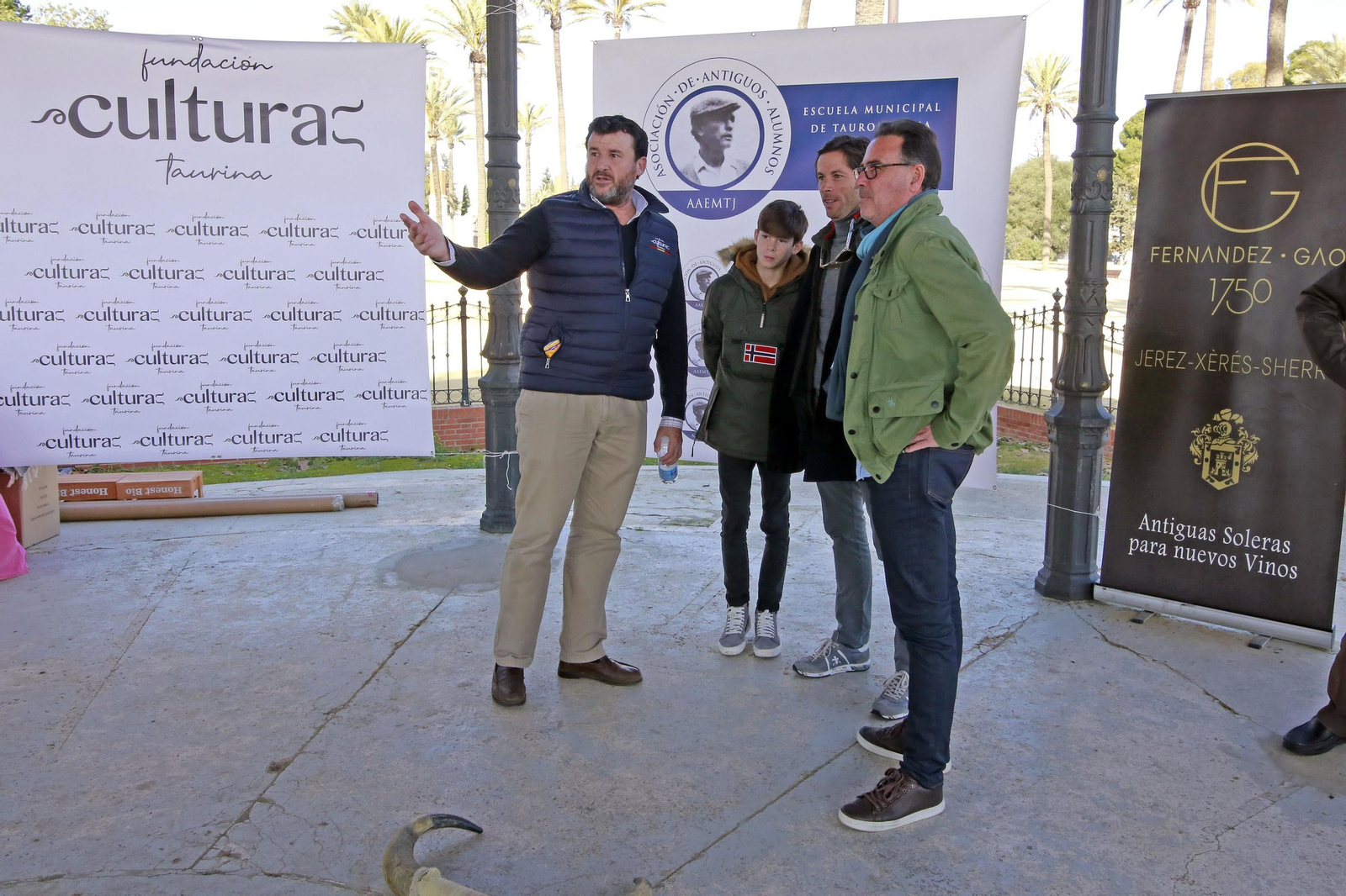 Canales Rivera con los jerezanos de la Asoc. de Antiguos Alumnos de la Escuela Municipal de Tauromaquia de Jerez