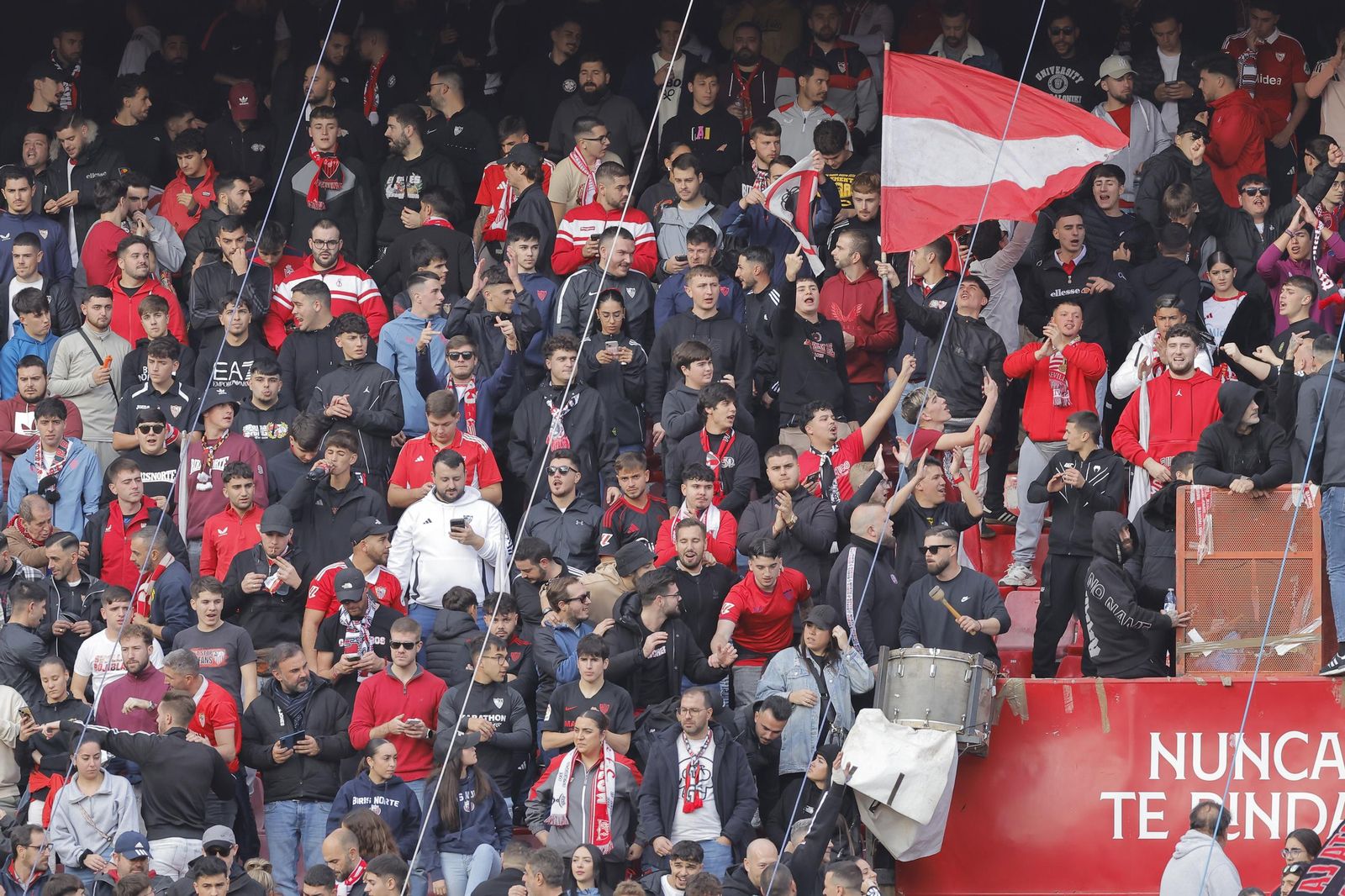 Búscate en las fotos del Sevilla -Betis