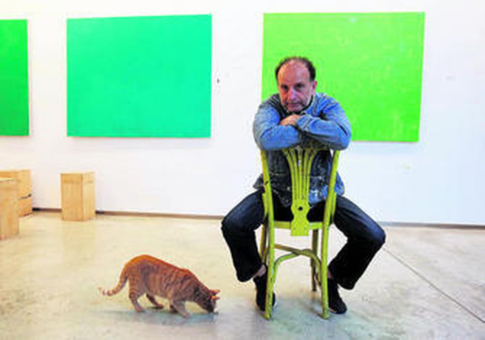 Curro González (Sevilla, 1960) en su estudio junto a su gato.