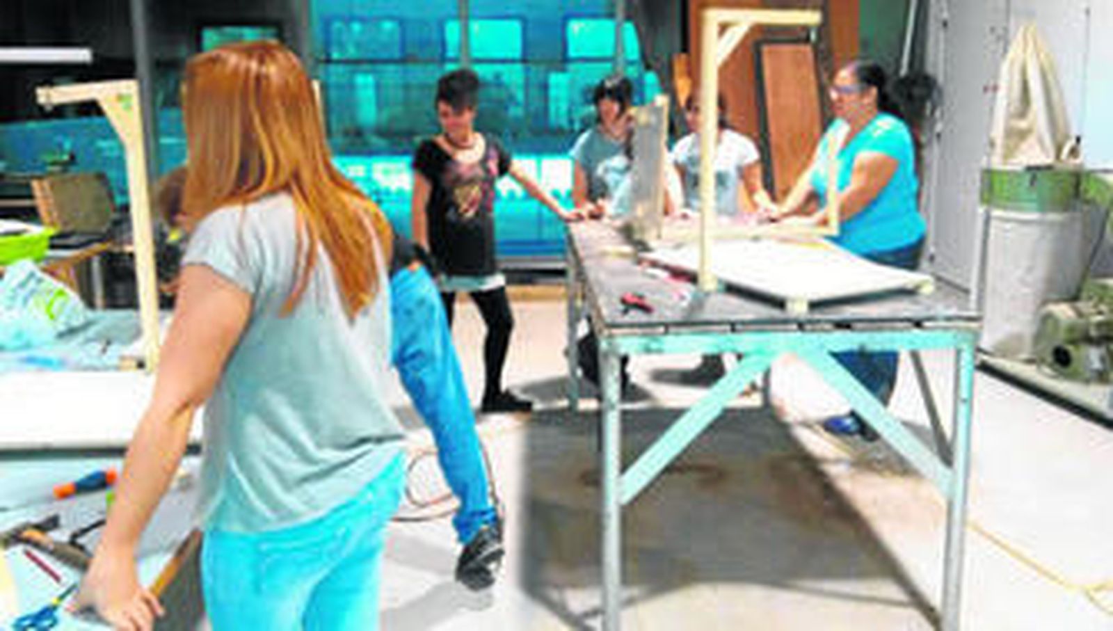 El artista onubense -en la imagen superior de la derecha- y alumnos del curso, durante una de las clases,