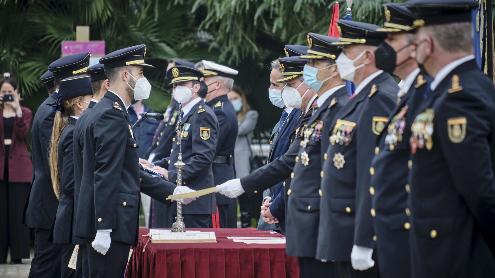 Acto de  juramento de 22 nuevos inspectores de la Policía Nacional en la Plaza de España.