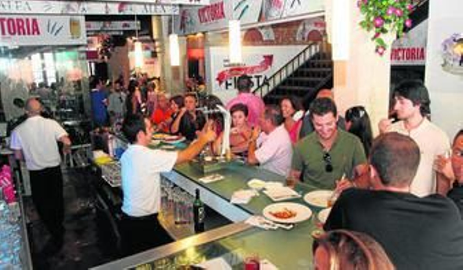 El flamenco y la comida más tradicional se apoderan del restaurante Alea durante la Feria.