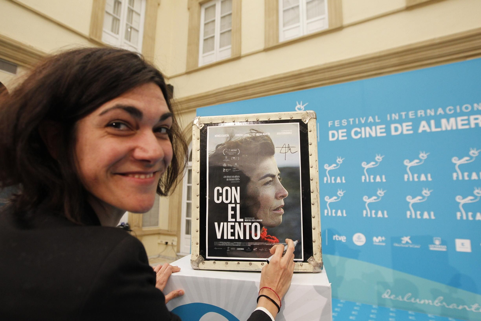 La directora Meritxell Colell con el cartel de 'Con el viento'.
