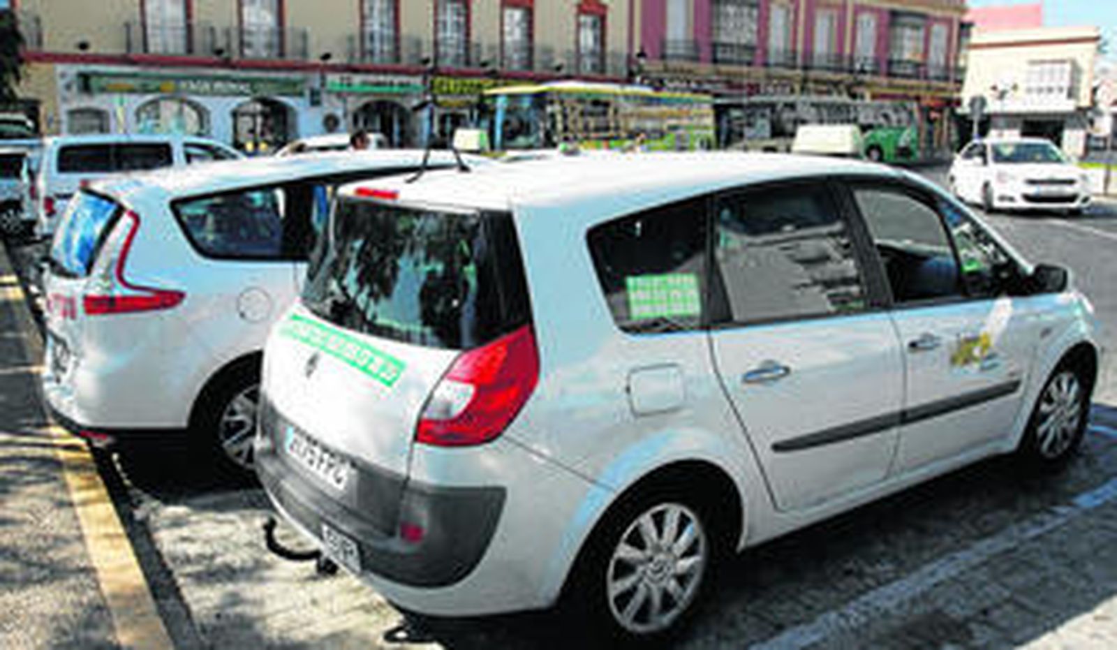 Taxis con lazos negros en sus antenas, ayer en la Plaza de Andalucía de Chiclana, donde trabajaba el profesional asesinado.