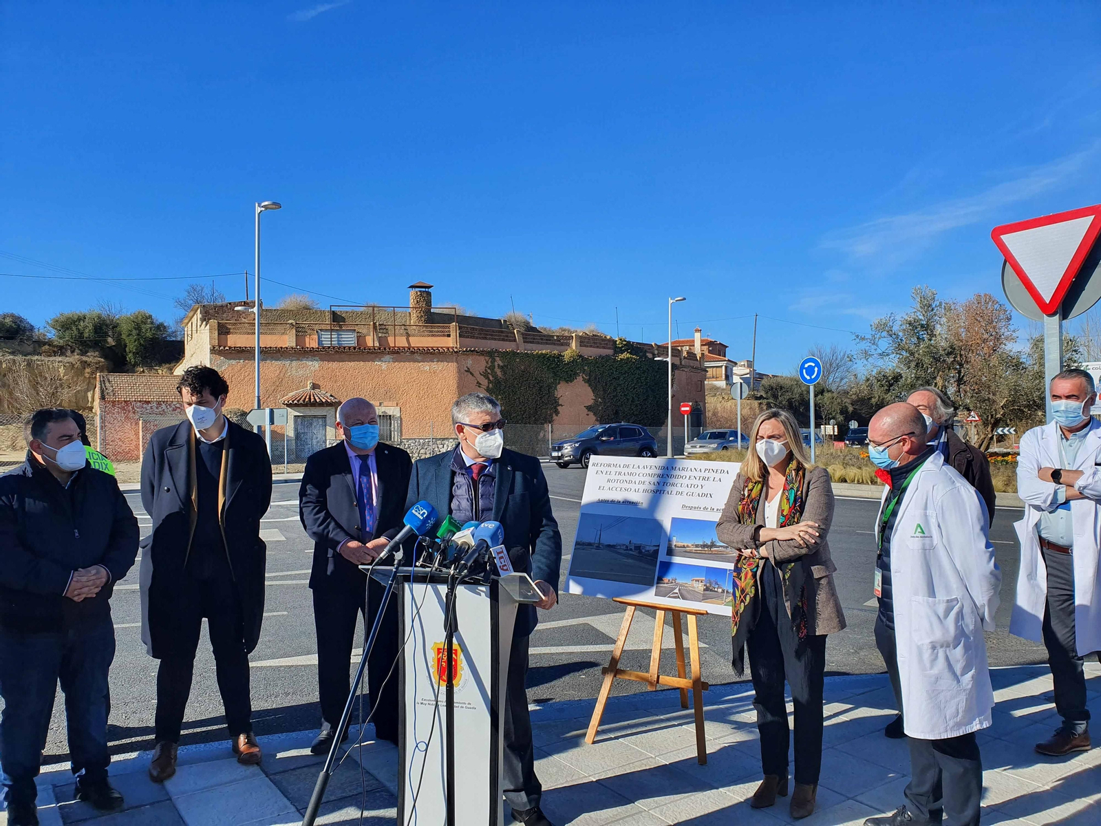 Momentos previos a la inauguración de los nuevos accesos al Hospital de Guadix
