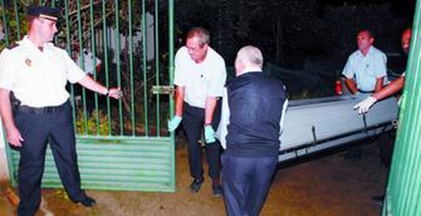 Los cuerpos fueron trasladados hasta el Instituto de Medicina Legal de Granada.