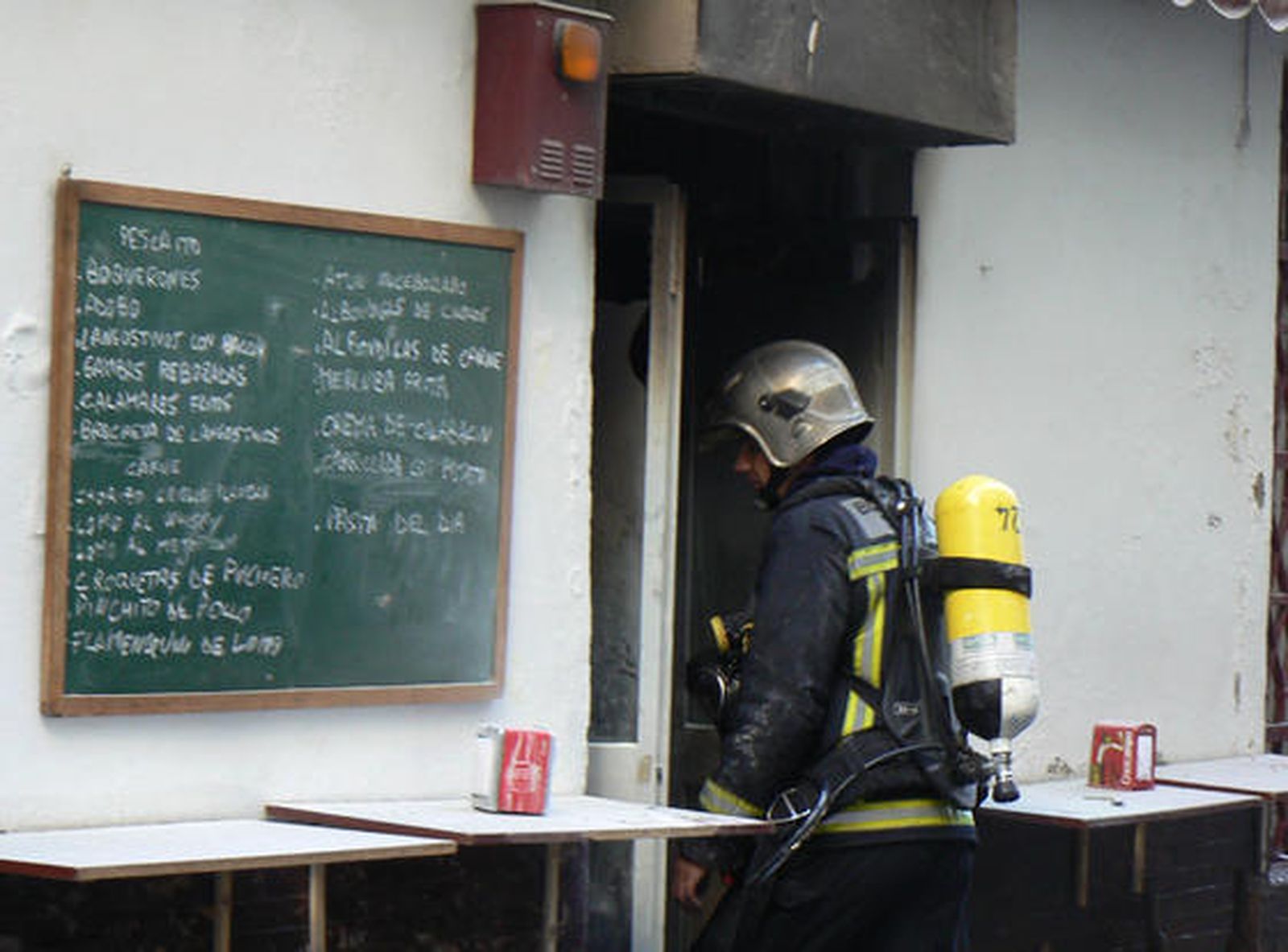 Un bombero accede al interior del local en la calle José Gestoso.

Foto: Ruesga Bono/José Ángel García