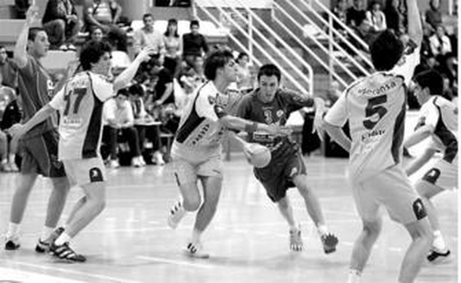 Jugadores del Balonmano Antequera cadete durante un encuentro.