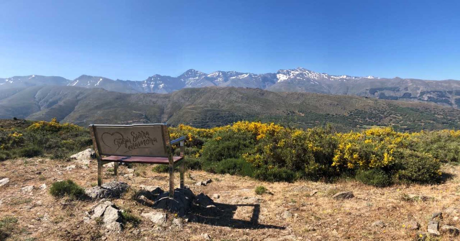 Uno de los bancos instalados en un mirador de Güéjar Sierra.