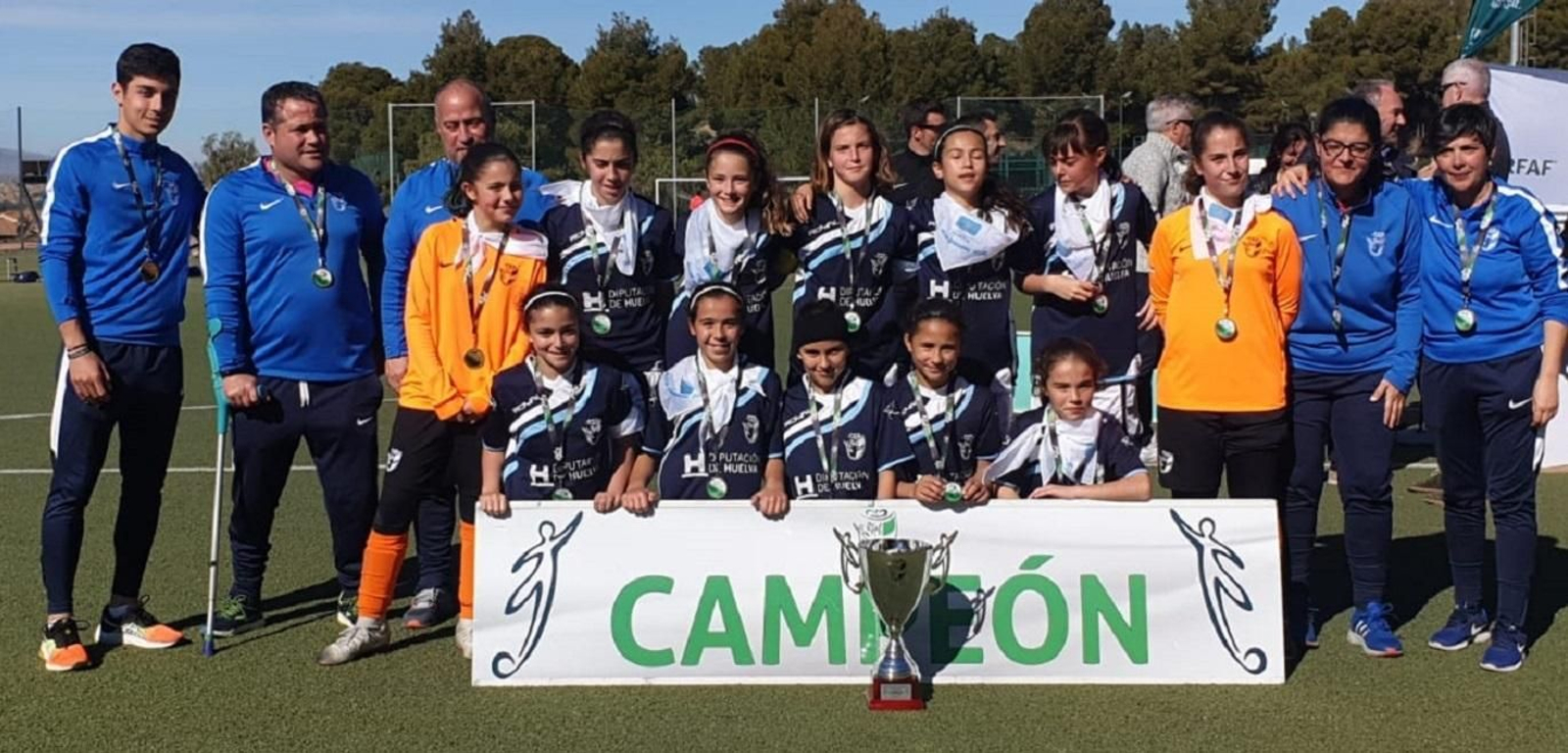 La selección de Huelva alevín femenina posa con el título conquistado.