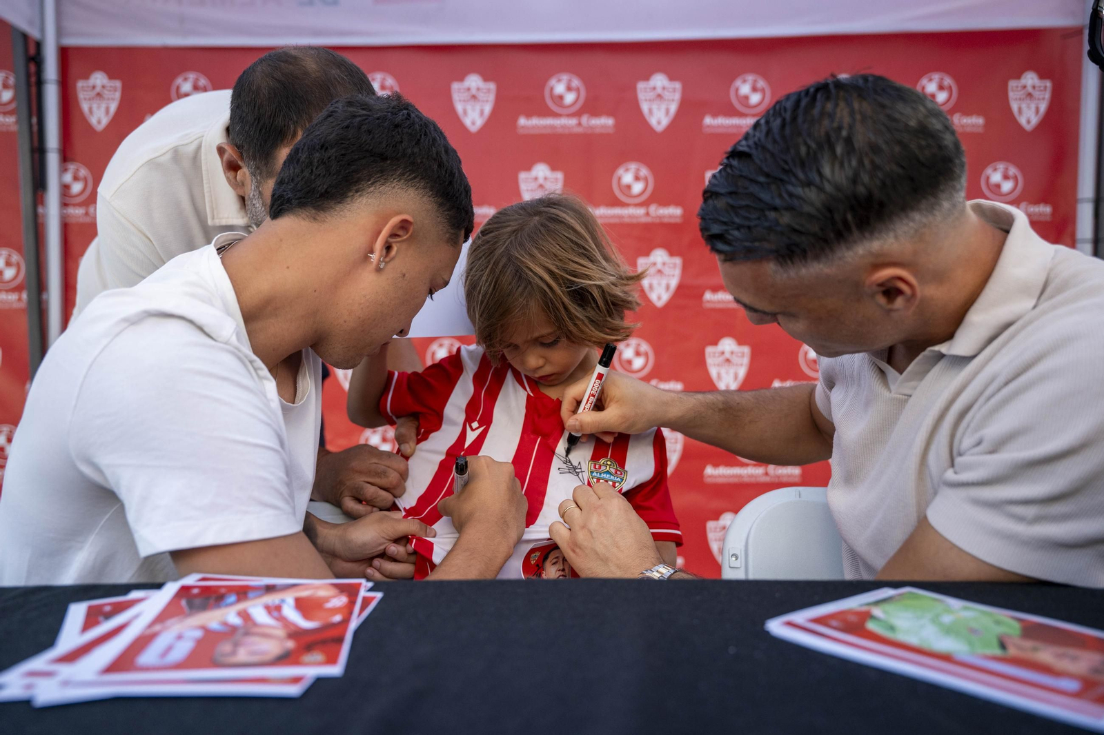 Los jugadores de la UDA Thalys y Andrés firman autógrafos
