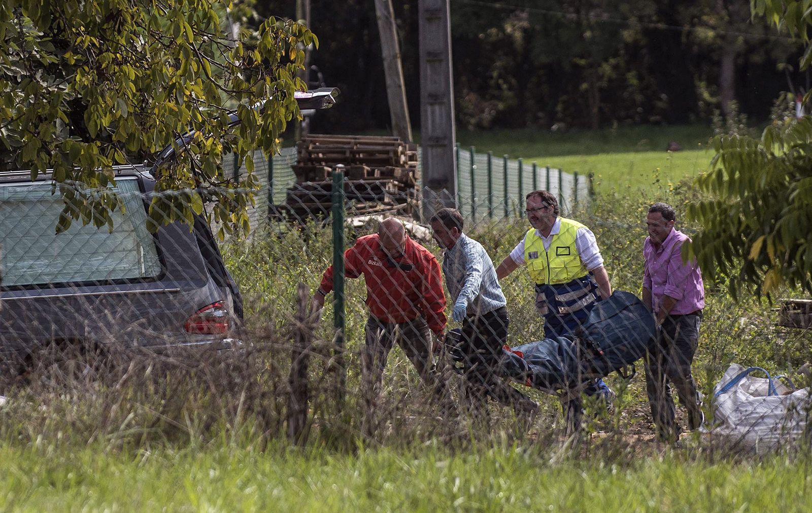 Levantamiento de uno de los cadáveres de los dos operarios fallecidos en Mungia por un corrimiento de tierra.
