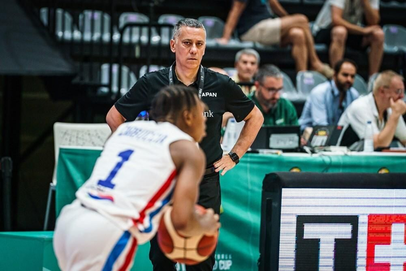 Alejandro Martínez contempla el partido.