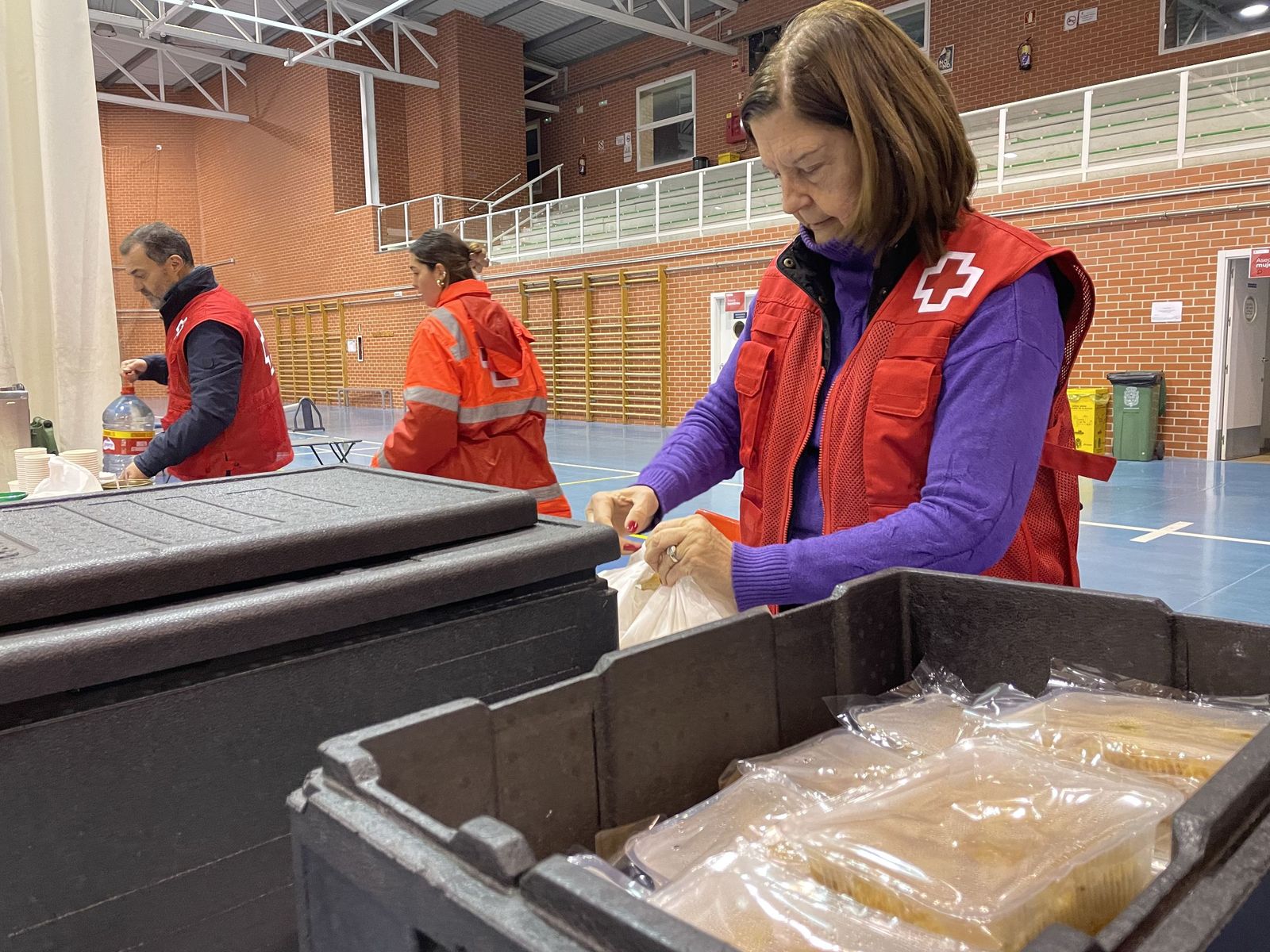 Voluntarios de Cruz Roja trabajando en un albergue