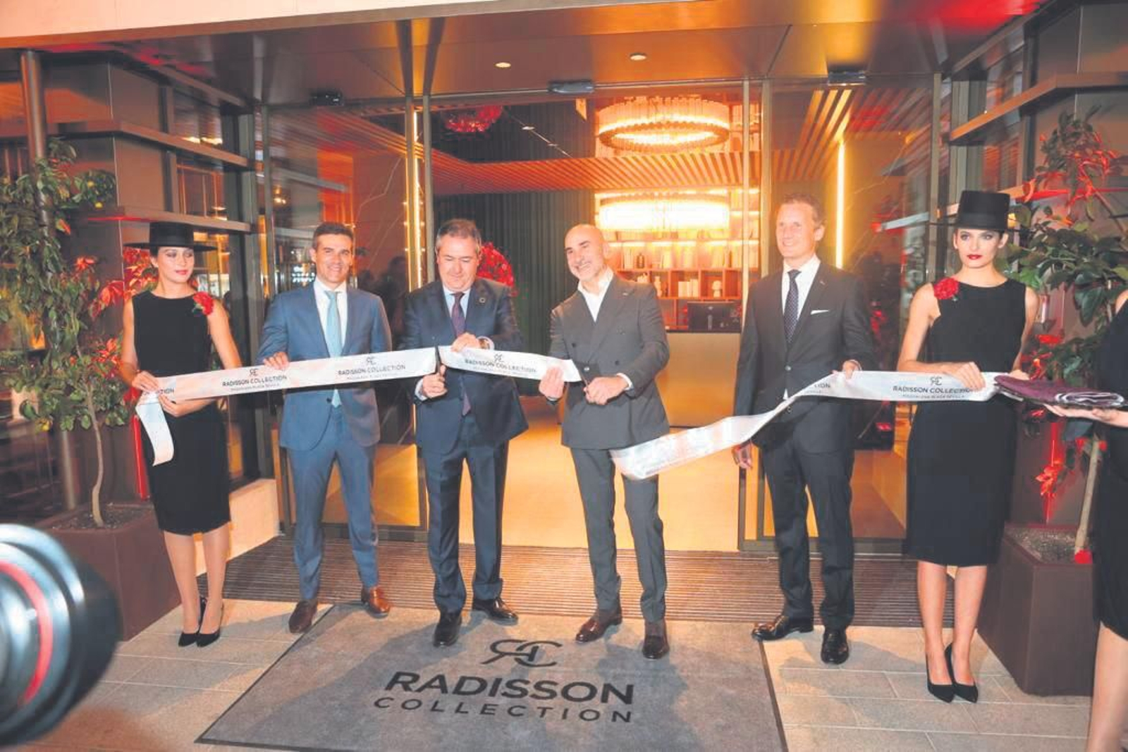 El alcalde corta la cinta en el acto de inauguración junto al presidente del grupo Radisson, Chema Basterrechea.