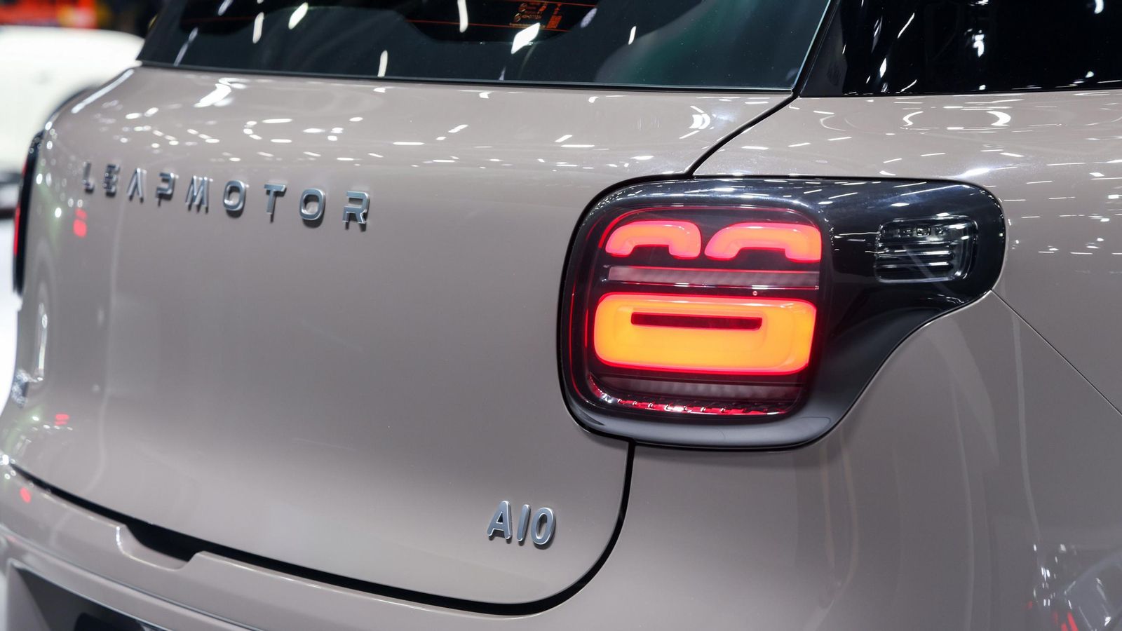 Los pilotos traseros ofrecen una firma lumínica muy diferente a la de los faros delanteros pero, en cualquier caso, curiosa.