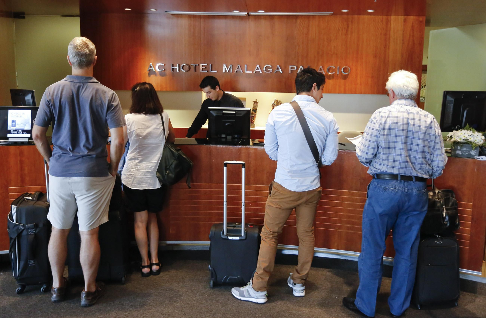 Clientes en la recepción de un hotel en una imagen de archivo.