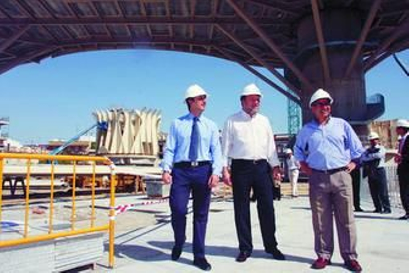Alfredo Sánchez Monteseirín y Alfonso Rodríguez Gómez de Celis, ayer, en la visita de inspección a las obras de la Plaza de la Encarnación.