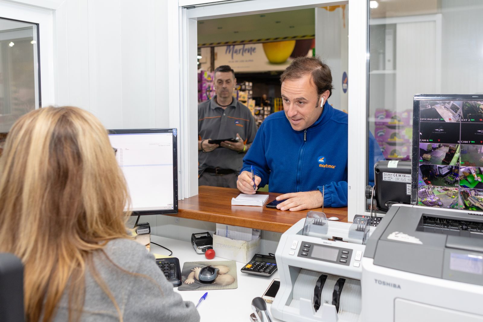Un trabajador de Martimar en una nave de Mercasevilla.