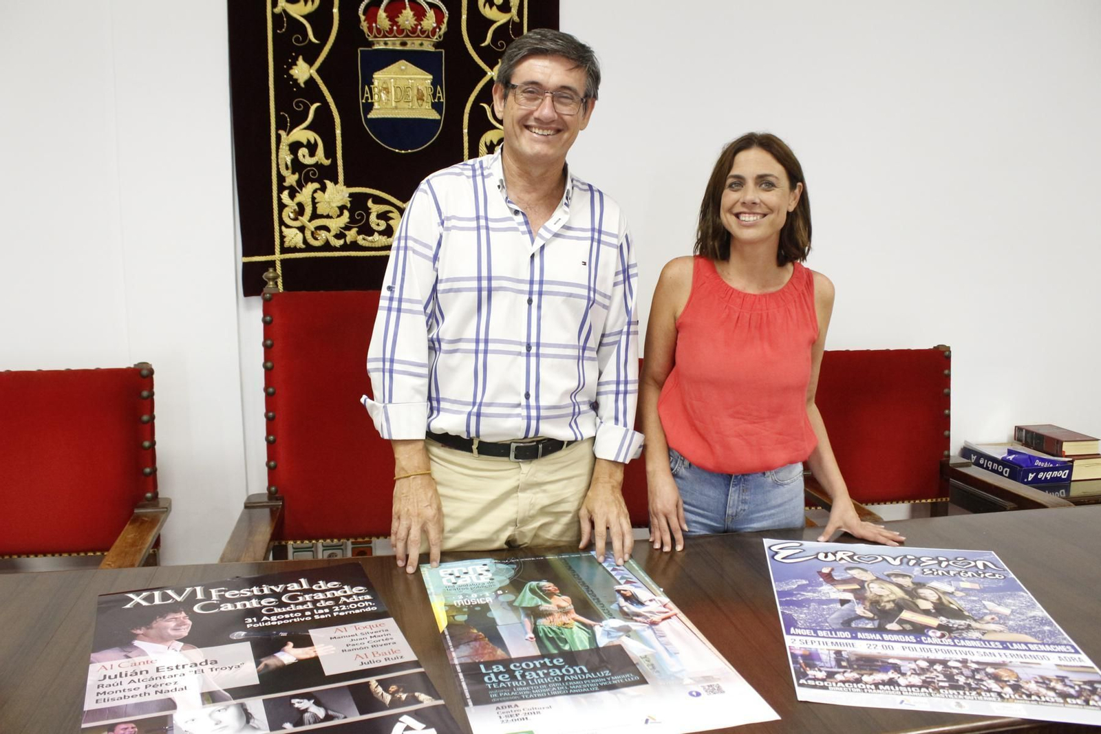 Manuel Cortés, alcalde de Adra junto a Elisa Fernández, concejala de Fiestas y Tradiciones.