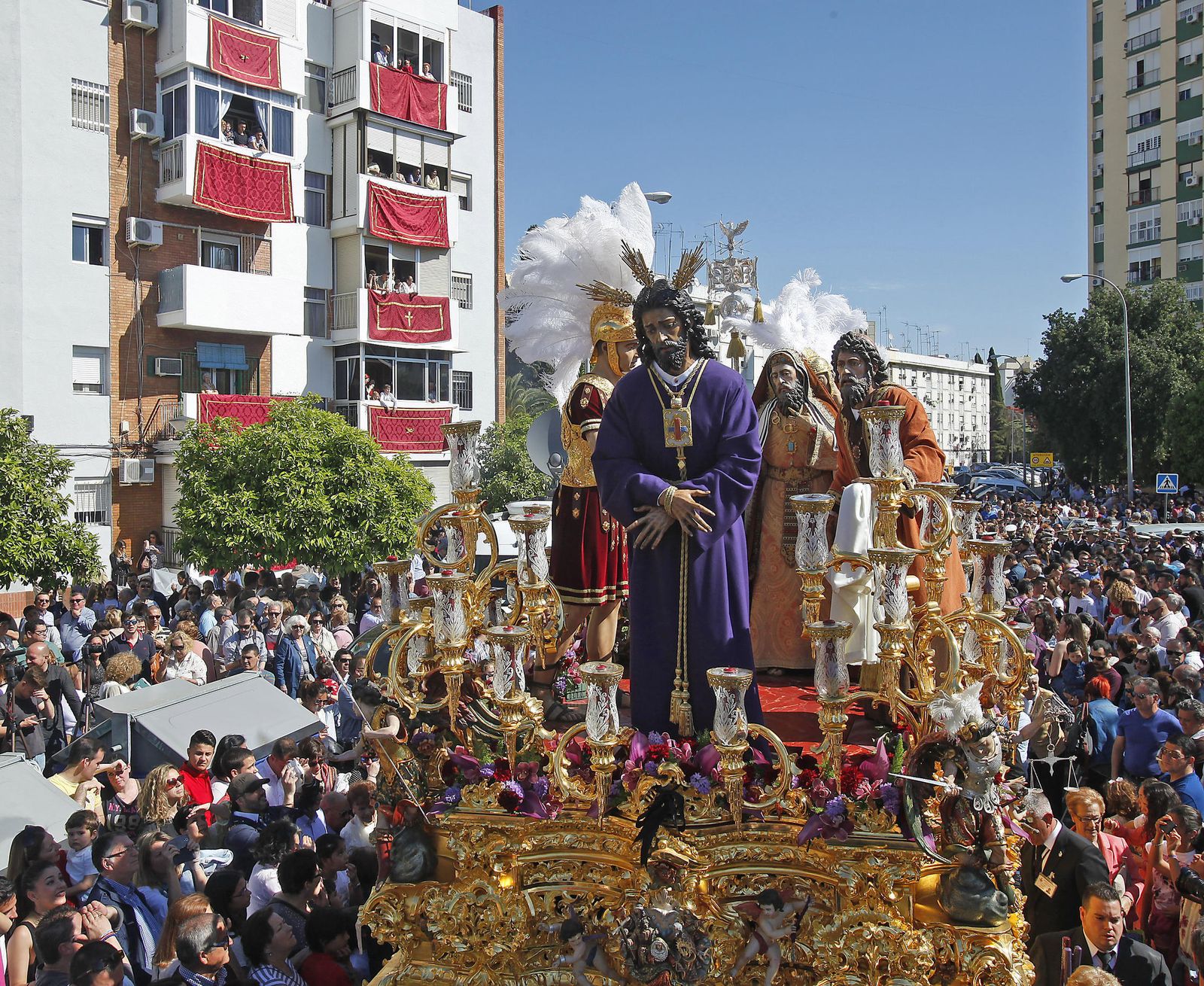 El paso de misterio de la Hermandad de San Pablo por su barrio.