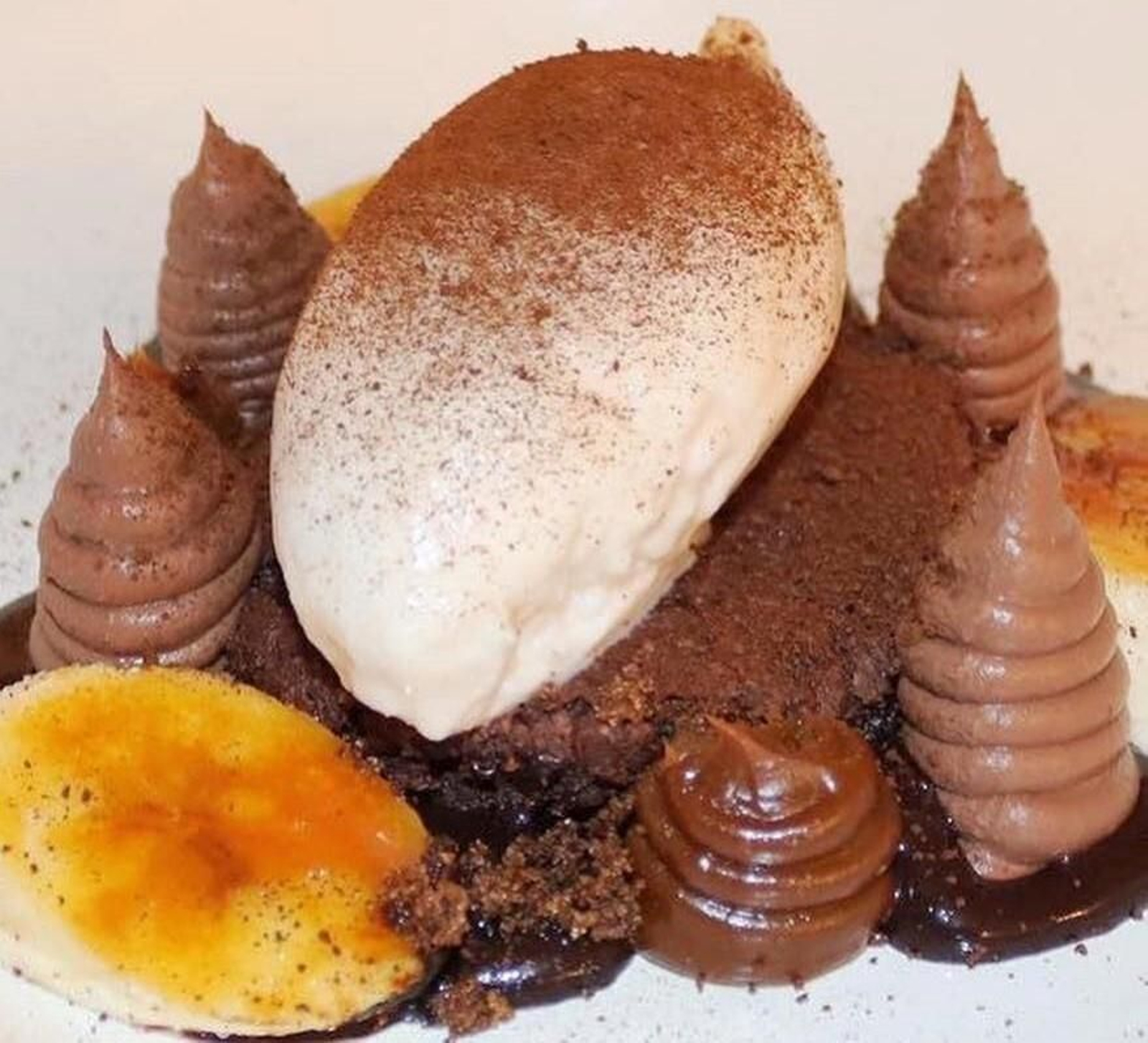 Bizcocho de chocolate, plátano caramelizado, su helado y dulce de leche de El Bar de Paco Morales