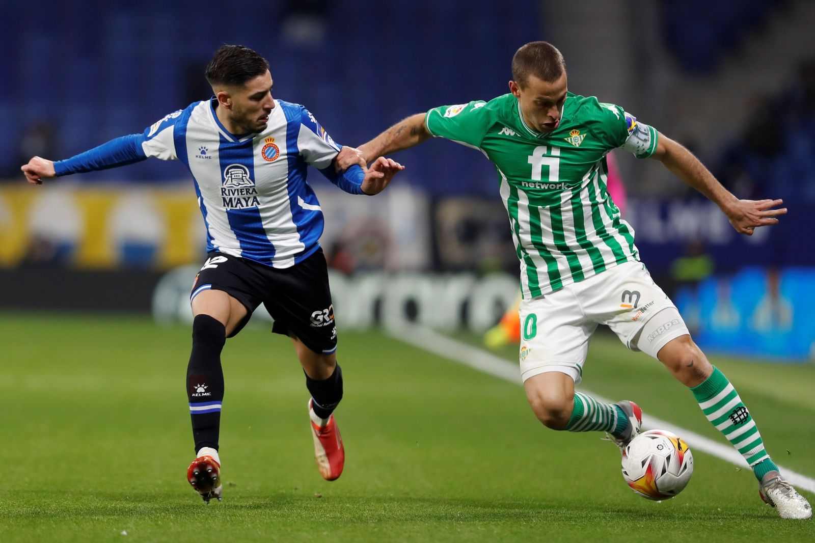 Canales se lleva el balón ante Óscar Gil.