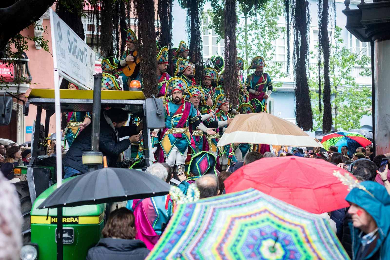 Las mejores imágenes de un Lunes de Coros pasado por agua en el Carnaval de Cádiz 2024