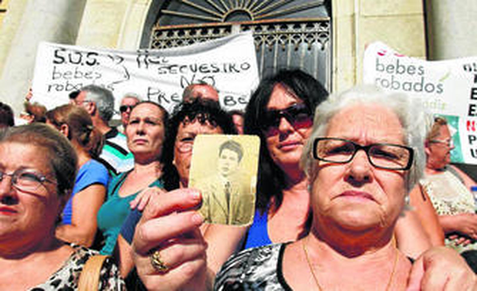 Algunas mujeres denunciantes, ante la Audiencia pidiendo celeridad a principios de septiembre.