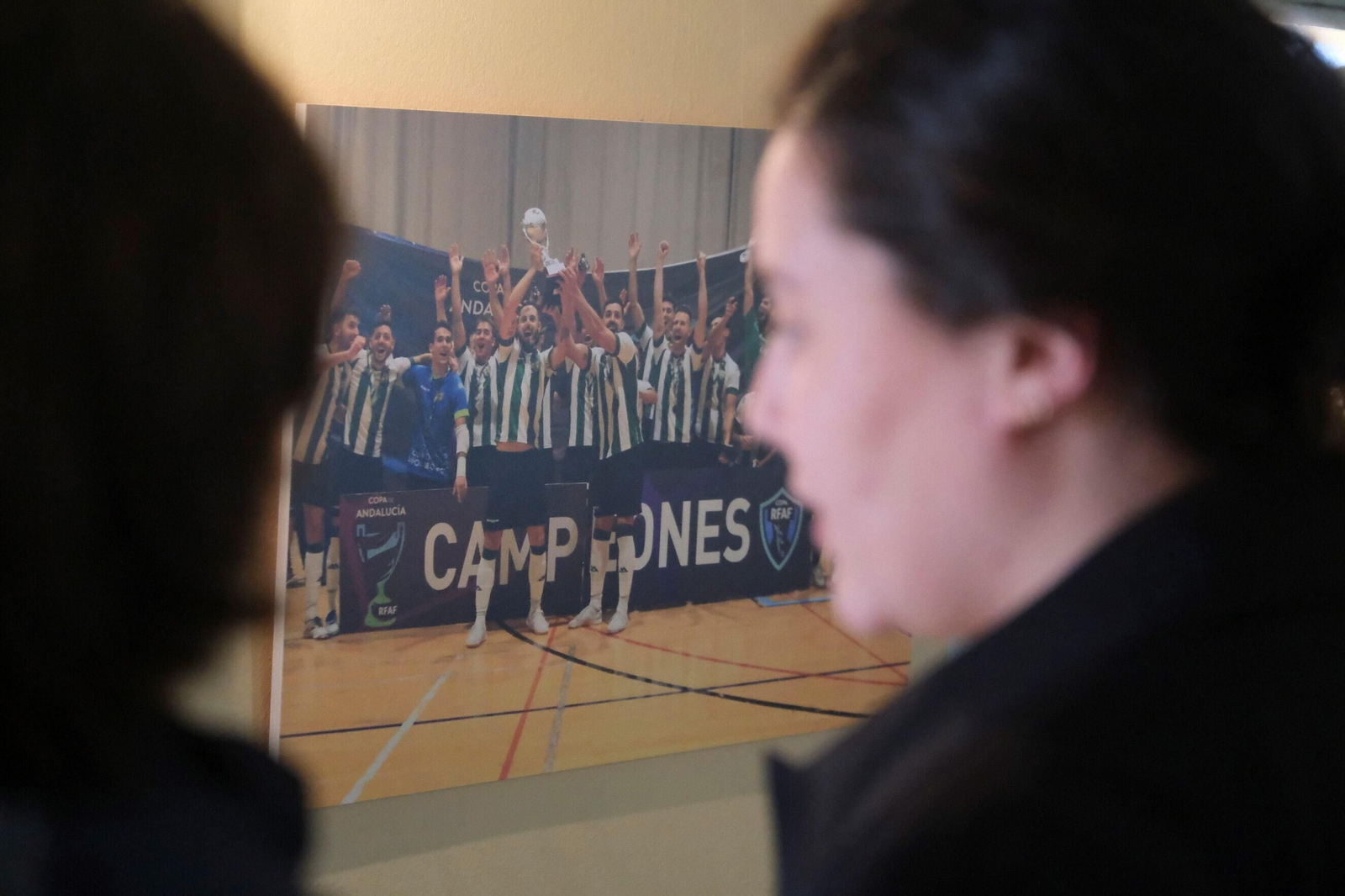 La exposición fotográfica por el décimo aniversario del Córdoba Futsal, en imágenes