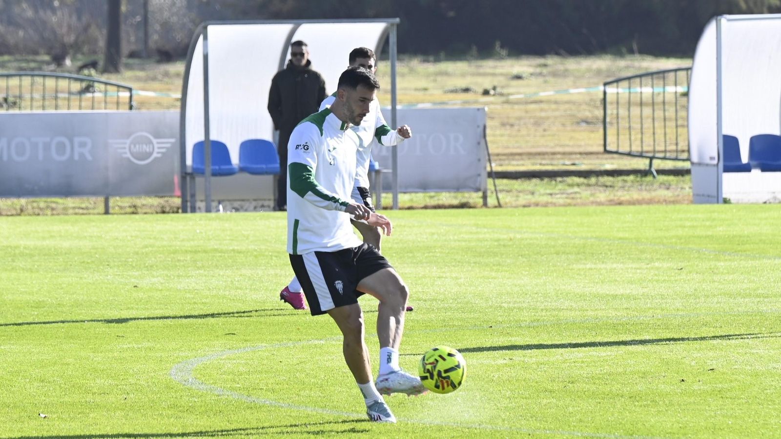 Albarrán golpea el balón en un entrenamiento del Córdoba CF.