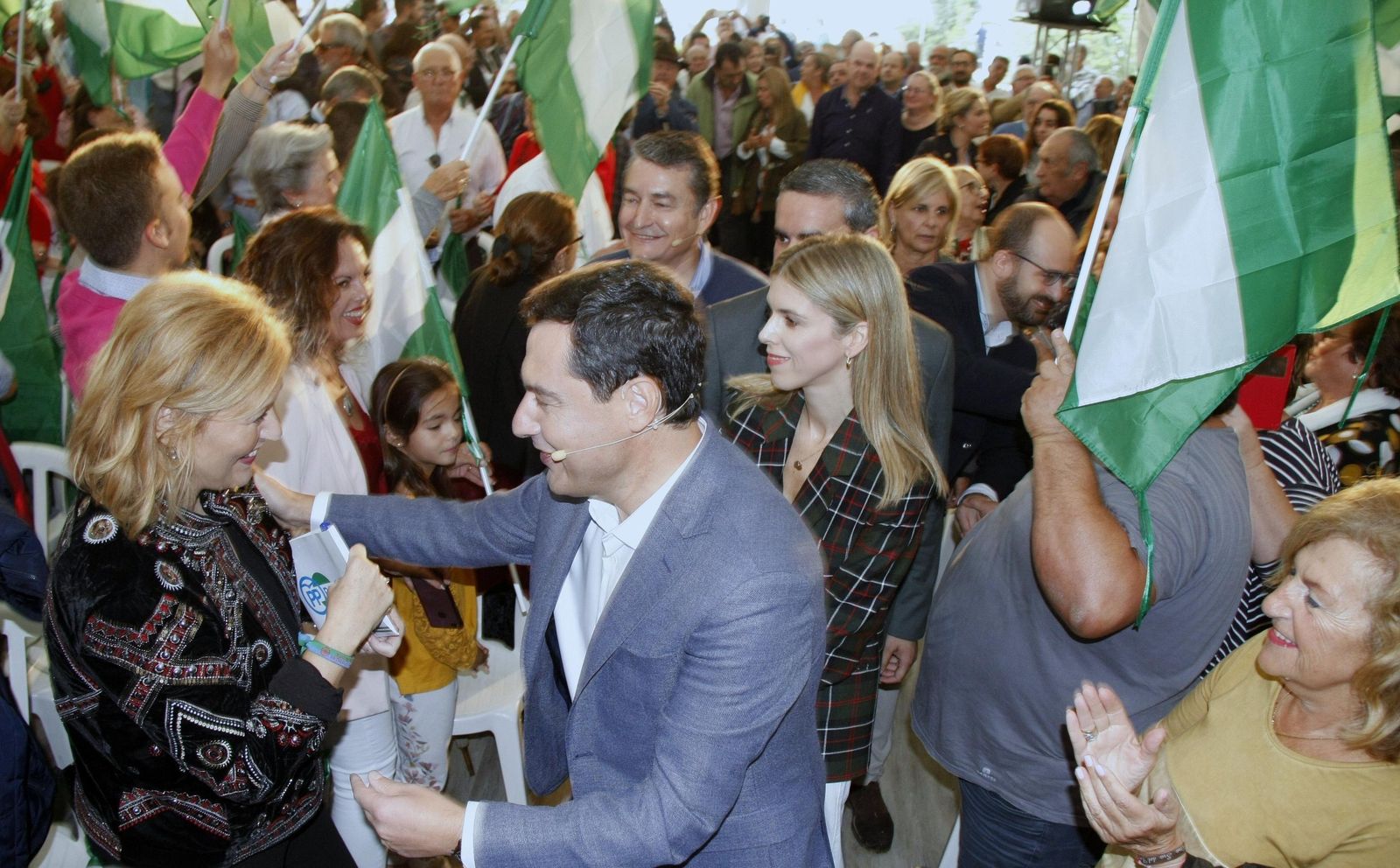 El candidato Juanma Moreno con su esposa ,Manuela Villena, a su entrada en el evento.