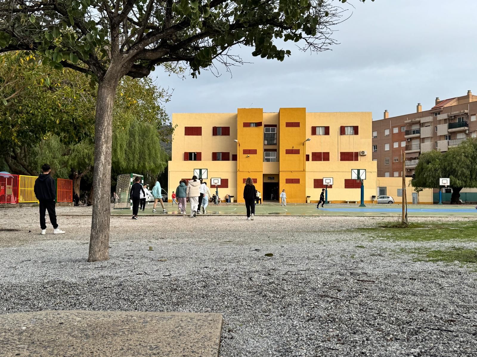 Varios niños juegan en el patio del colegio Príncipe Felipe de Motril