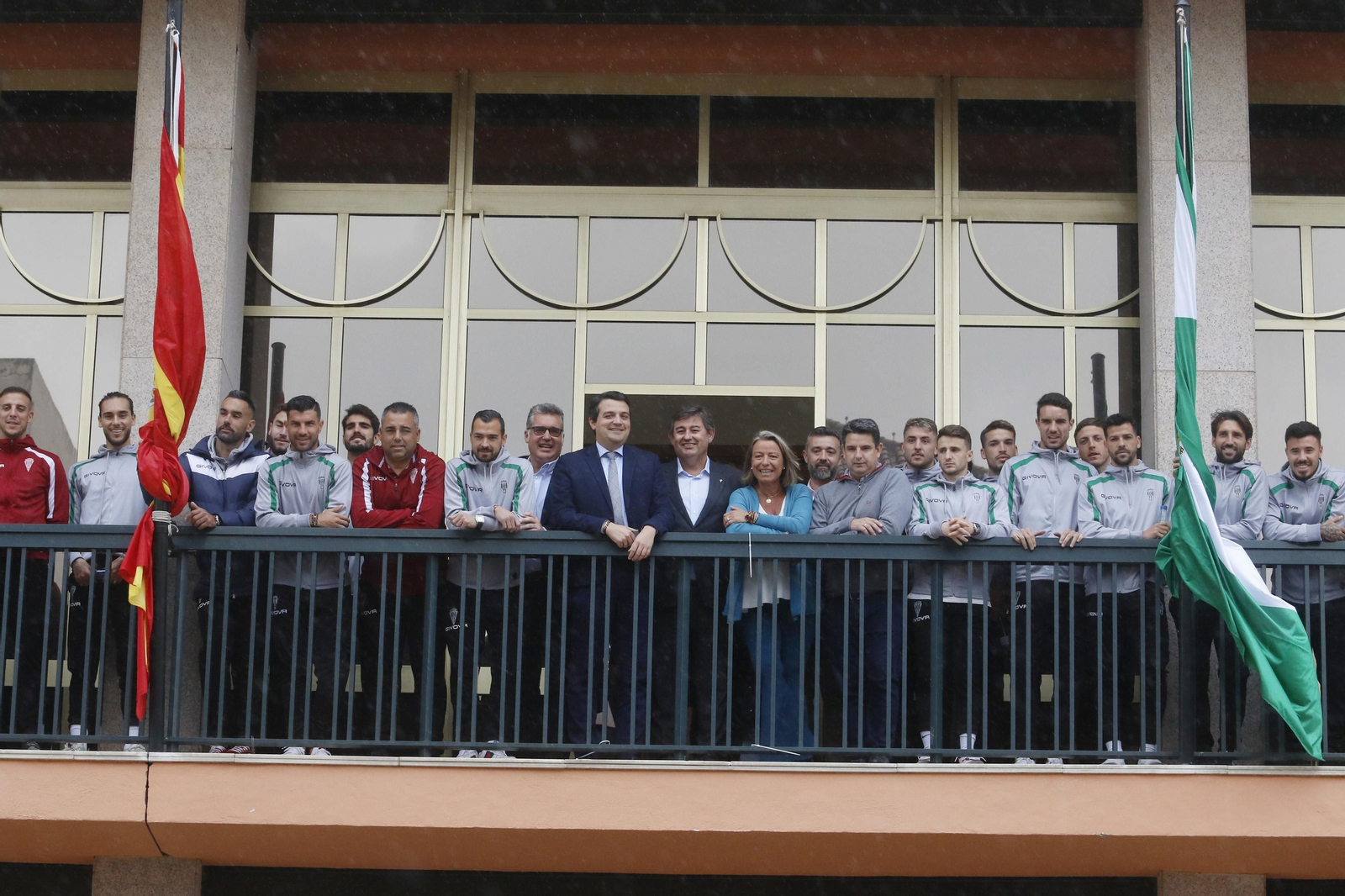 La recepción del Ayuntamiento al Córdoba CF por su ascenso a Primera RFEF, en imágenes