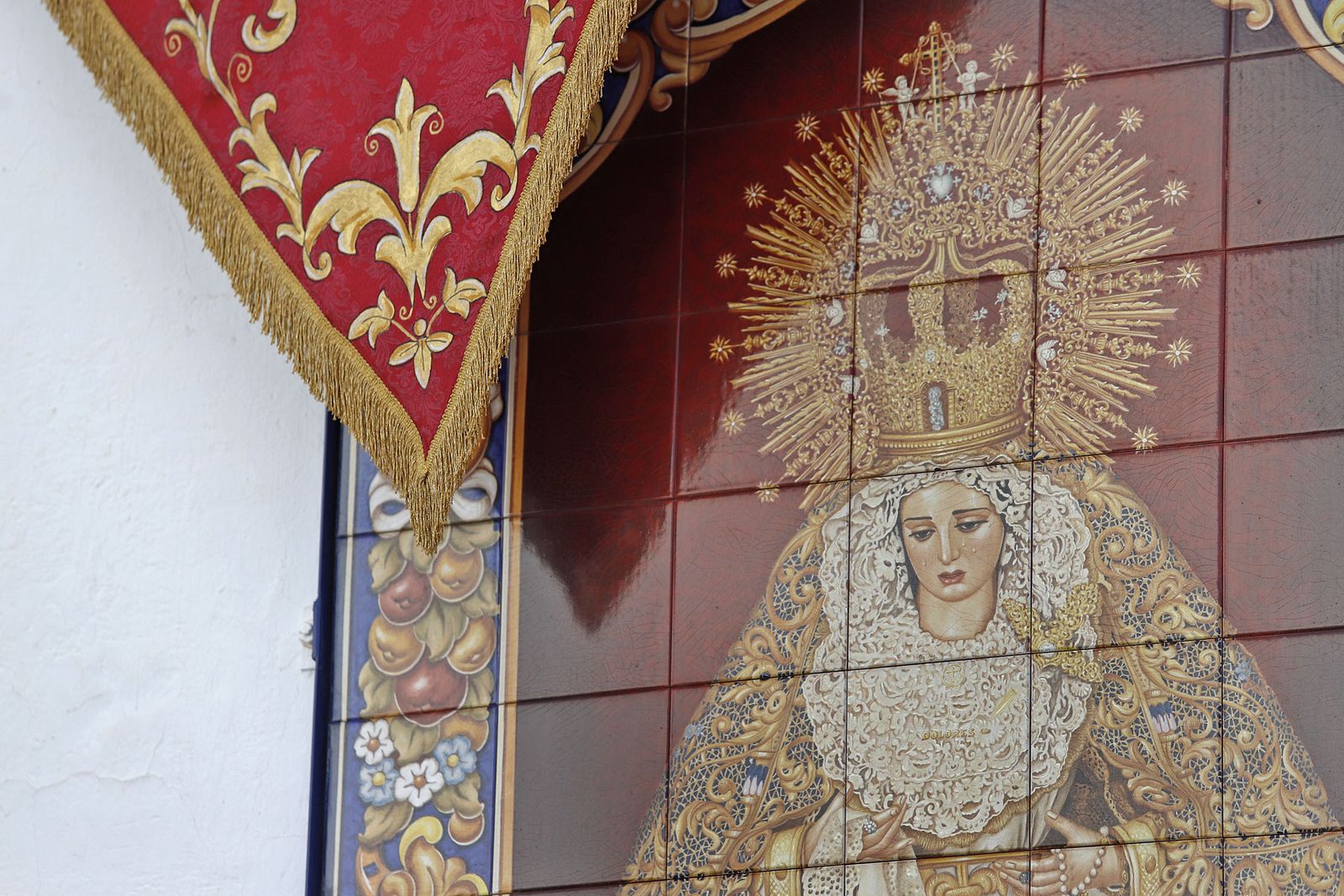 La Hermandad de la Sagrada Lanzada hace su estación de penitencia por las calles de Huelva