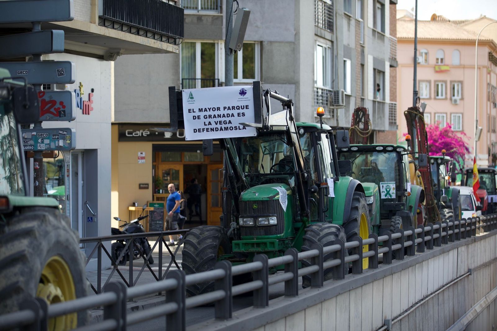 La tractorada de los regantes de la Vega de Granada, en imágenes