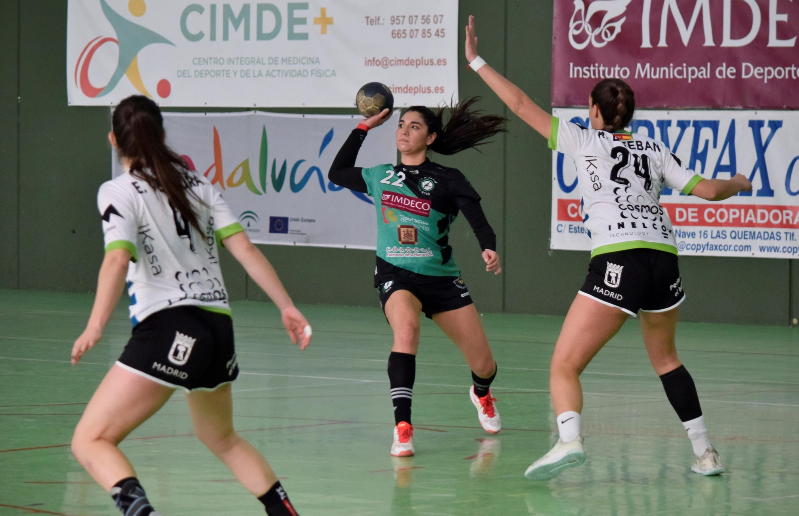 Maura Andrea Álvarez circula la pelota durante un partido del Adesal.