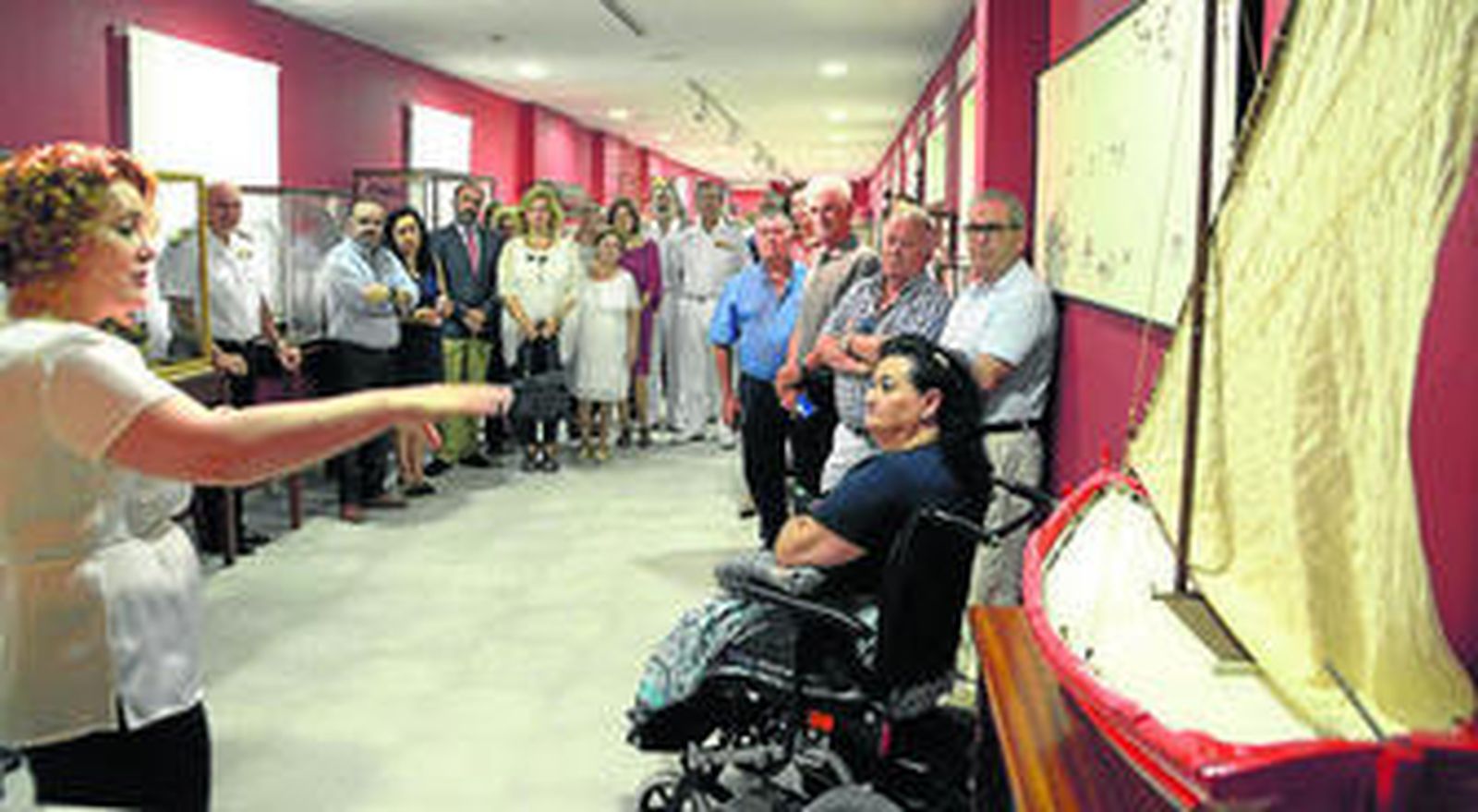 La guía del Museo Naval explica el contenido de la muestra durante la visita de ayer.