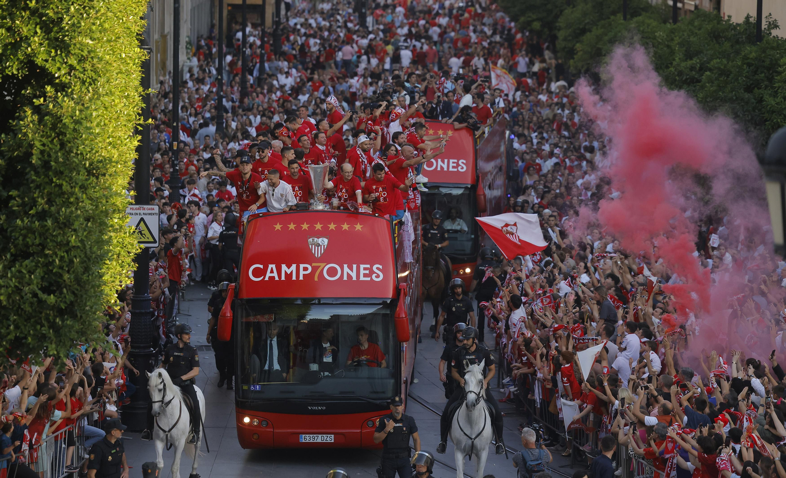 Las imágenes del Sevilla fc por las calles de Sevilla como campeón de la Europa League
