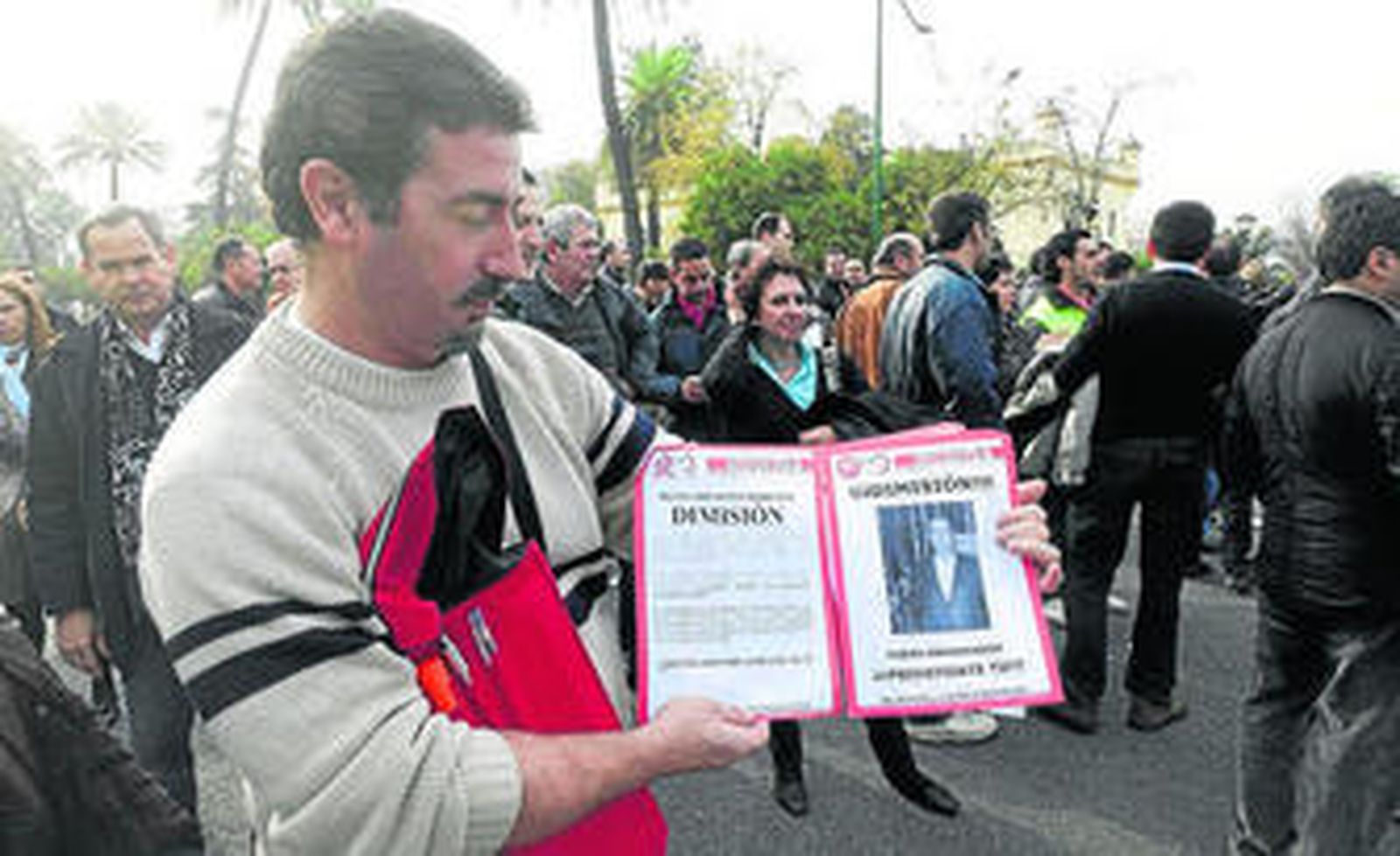 Los empleados municipales cortaron el tráfico ayer en la avenida de la Palmera.