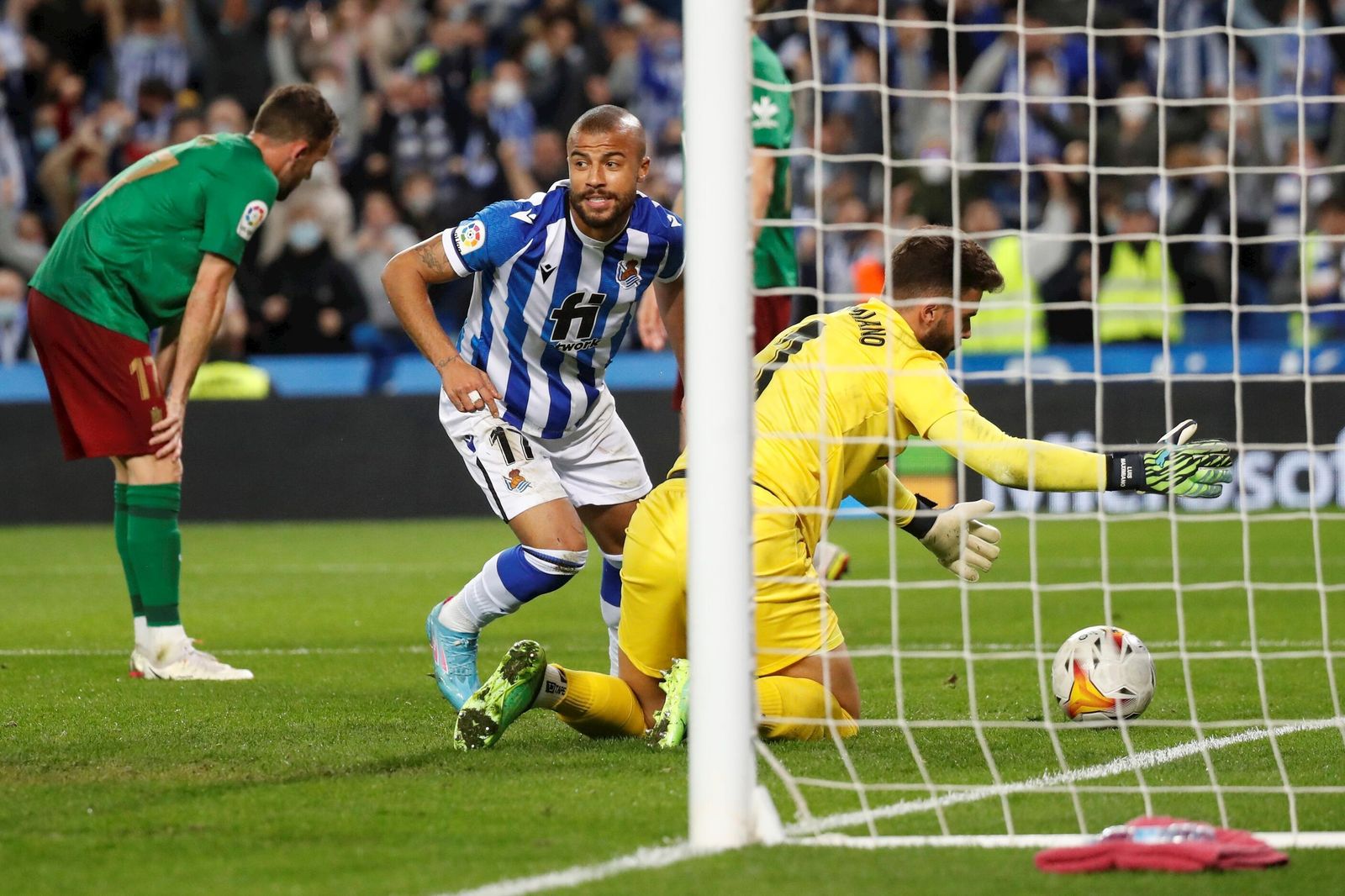 Maximiano se lamenta tras marcar Rafinha el 2-0