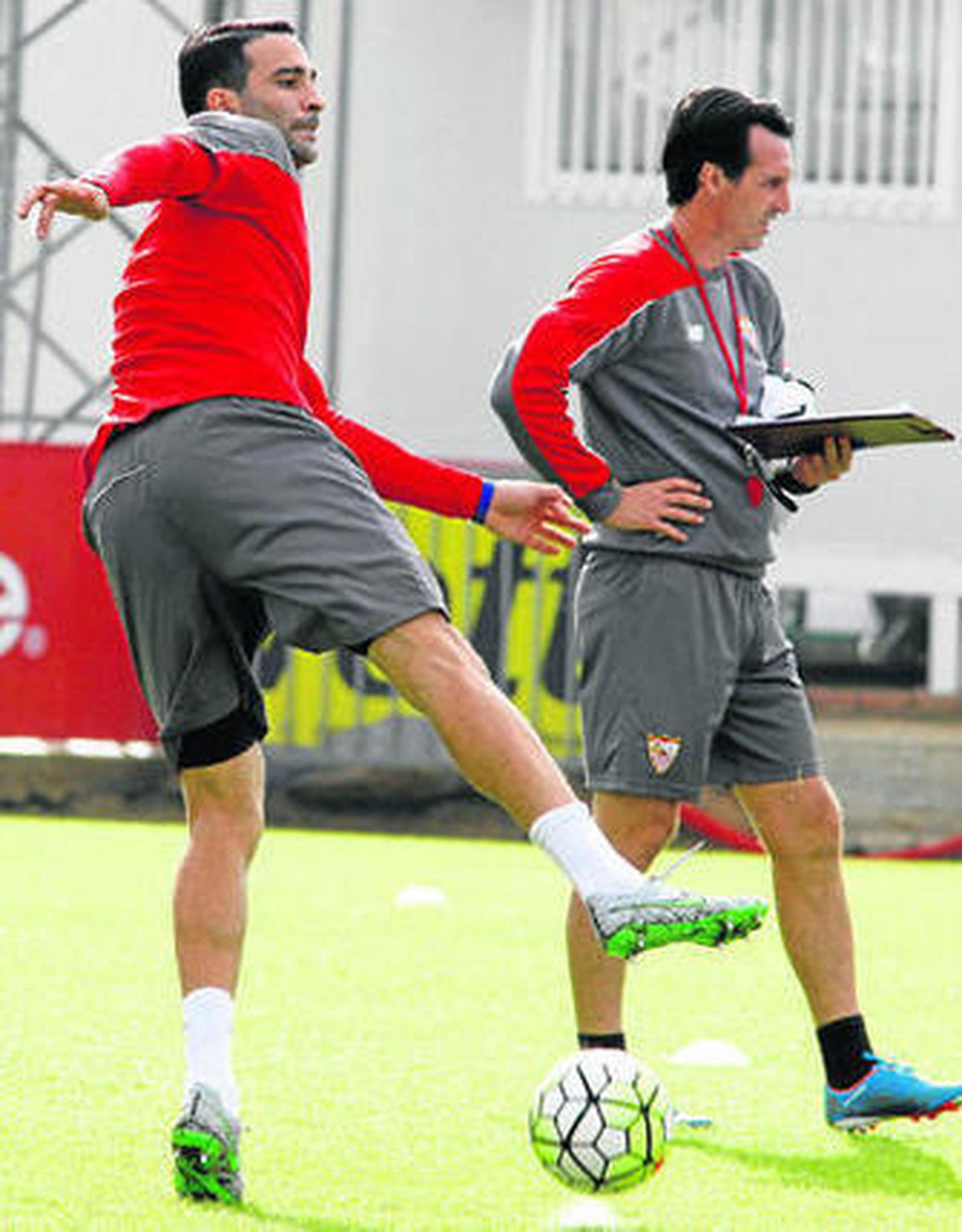 Rami controla un balón mientras Emery repasa sus notas.