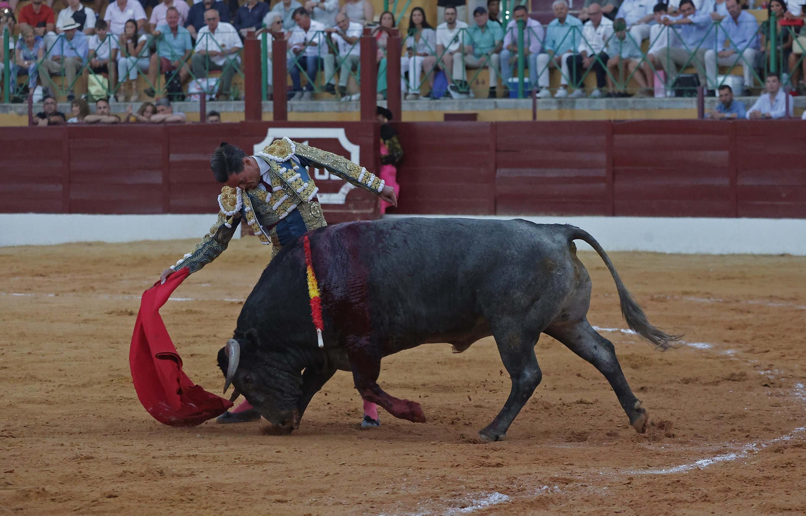 Fotos de la corrida del domingo de la Feria de La Línea: Emilio de Justo y David Galván