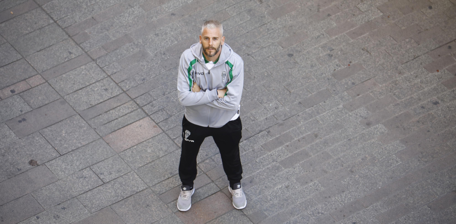 Miguelín posa para 'el Día' en la calle Cruz Conde.