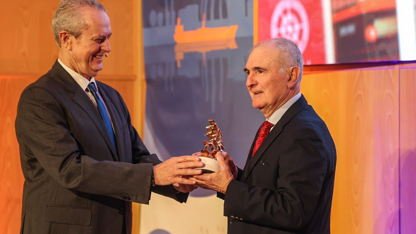 Juan Manuel Díaz del Valle recibe el Premio a la Trayectoria Industrial de manos del presidente de AIQBE.